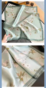 Foulard quadrato in seta da donna, elegante fazzoletto con stampa floreale per primavera.