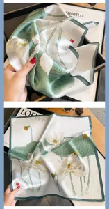 Vista dettagliata di un foulard di seta di lusso con elegante stampa di fiori di loto.