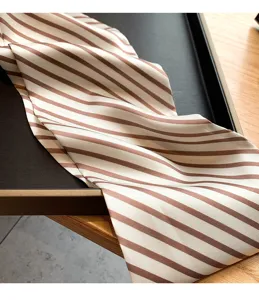 Nahaufnahme des gestreiften Seidentuch-Details, ideal als modisches Taschen- oder Haaraccessoire.