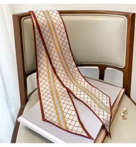 Elegante foulard in seta stretto con motivo a rombi geometrici e design a righe per donna.
