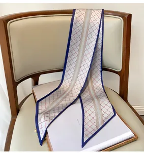 Foulard in seta stretto con motivo geometrico a rombi per donna capelli borsa nastro.