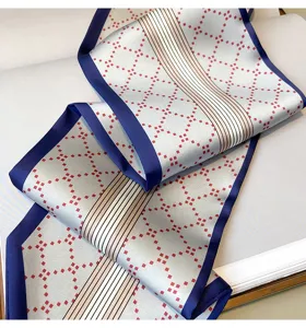 Elegante sciarpa in seta stretta con classico motivo a losanghe e bordo blu per donna.