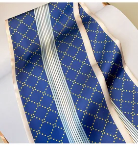 Foulard di seta blu stretto con motivo geometrico giallo e strisce per il collo delle donne.