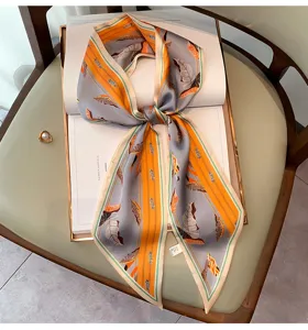Sciarpa in seta da donna con elegante stampa di piume, ideale per collo, capelli o borsa.