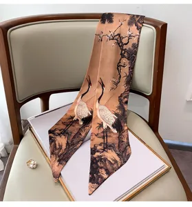 Foulard di seta lungo in stile cinese retrò con una bellissima stampa di gru e fiori di prugno.