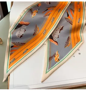 Sciarpa sottile in seta con stampa di foglie arancioni e grigie da donna, ideale per borse.