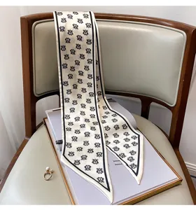 Elegante foulard lungo in seta con stampa retrò, perfetto come sciarpa, fascia o nastro per borsa.
