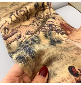 Vista dettagliata del foulard in seta stampata in stile cinese vintage, mostra la trama.