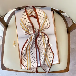 Elegante foulard stretto in seta con motivo geometrico a quadri e bordo raffinato per donne.