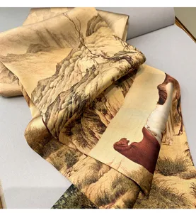 Vista di dettaglio del foulard in seta con stampa di paesaggio vintage e trama dal motivo retrò.