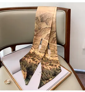 Vista di dettaglio di un foulard in seta vintage con stampa equestre, drappeggiato.