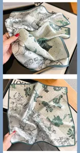 Foulard quadrato in seta da donna, elegante sciarpa verde con stampa floreale, accessorio chic.