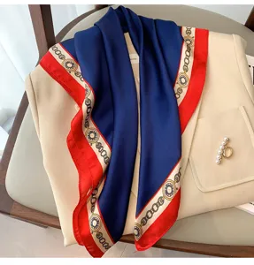 Elegante foulard quadrato in raso di seta blu e rosso con stampa catena classica.