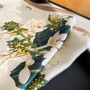 Elegante foulard quadrato piccolo in seta di gelso con stampa floreale botanica per donna.
