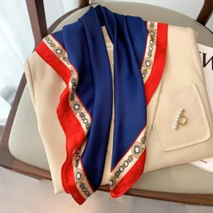 Elegante foulard in seta da donna, blu scuro con stampa catena rossa, fazzoletto chic 70x70 cm.