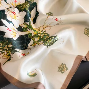 Elegante fazzoletto quadrato in seta con stampa floreale botanica per abbigliamento donna.