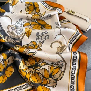 Lussuoso foulard quadrato in seta con elegante stampa floreale e catena per donne.