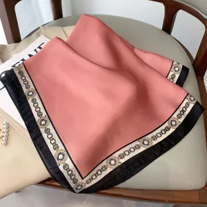 Foulard quadrato in raso rosa con bordo a catena chic, elegante fazzoletto da collo moda donna.