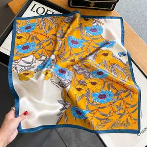 Sciarpa quadrata in seta da donna, elegante foulard con stampa floreale, perfetta per la primavera.