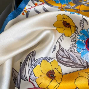 Piccolo foulard quadrato in seta pura da donna, elegante sciarpa floreale per camicie.