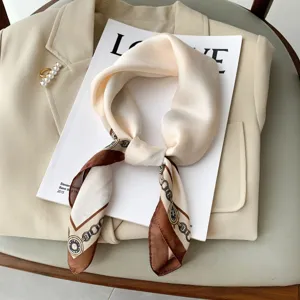Chic foulard quadrato in raso di seta con stampa catena vintage, elegante design beige e marrone donna.