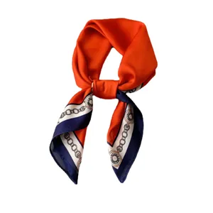 Elegante foulard in seta con classica stampa a catena, design a blocchi di colore rosso e blu.