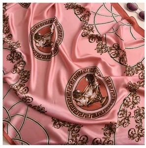 Dettaglio foulard di seta barocco rosa, elegante sciarpa stampa vintage, morbido telo mare.