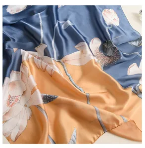 Detalle en primer plano del elegante pañuelo de seda con estampado de loto al óleo.