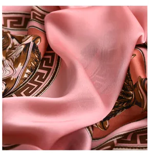 Dettaglio texture tessuto sciarpa seta rosa, vista materiale scialle stampa barocca elegante.