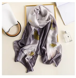 Elegante mujer pintura aceite seda bufanda floral moda larga proteccion solar chic
