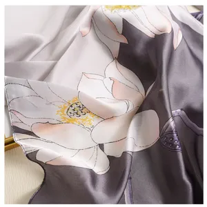 Vista cercana de tela de bufanda sedosa con elegante diseño de loto de pintura al óleo y caída.