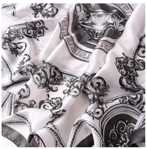 Vista dettagliata di un foulard in seta di lusso con elegante stampa barocca donna.