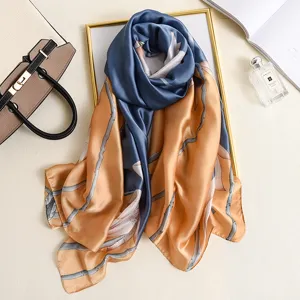 Elegante pañuelo de seda para mujer con degradado estilo pintura. Suave chal de moda.