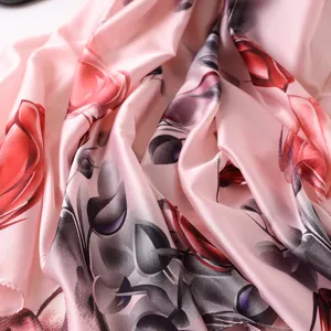Roze imitatie zijden sjaal met olieverf bloemenprint, elegante dames zonnebrandsjaal.