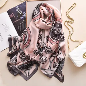 Sciarpa quadrata effetto seta rosa con stampa chiave greca barocca vintage per donne.