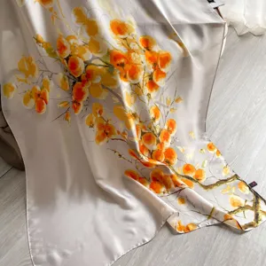 Squisita sciarpa in seta con stampa floreale, leggero scialle parasole da donna estivo.