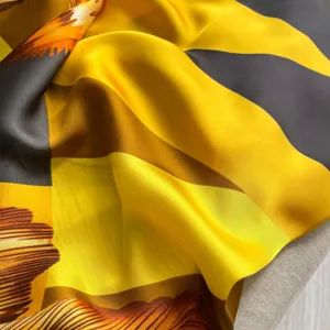 Grande foulard in seta giallo e marrone, scialle da spiaggia estivo versatile e protezione.