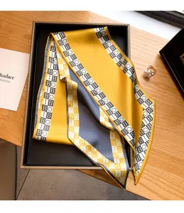 Écharpe twilly en soie élégante avec imprimé lettres jaune et gris, idéale pour les femmes.