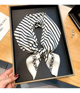 Schwarzes und weißes gestreiftes Kunstseide Halstuch, schickes Kettenmuster für Damen.
