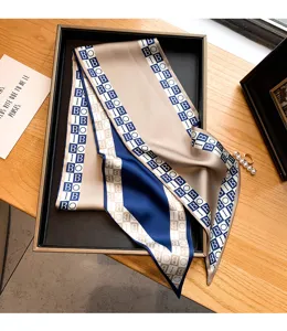 Chic foulard skinny en soie pour femmes avec imprimé lettres stylé et design bicolore.