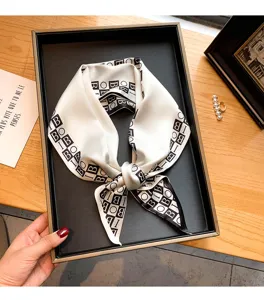 Écharpe carrée élégante imitation soie monogramme noir et blanc pour femmes, cou.