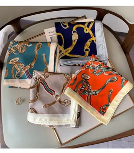 Elegante foulard in seta con stampa catene e cinture vintage, fazzoletto chic da donna.