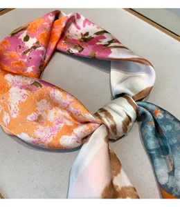 Sciarpa in finta seta con stampa floreale, elegante foulard da collo per donna.