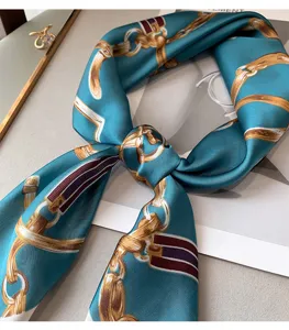 Dettaglio foulard effetto seta alla moda, elegante stampa a catena teal per stile donna.