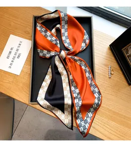 Foulard slim chic en imitation soie pour femme avec imprimé lettres et design contrasté automne.