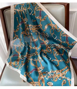 Elegante foulard quadrato in seta con stampa di catene equestri, accessorio moda da donna.
