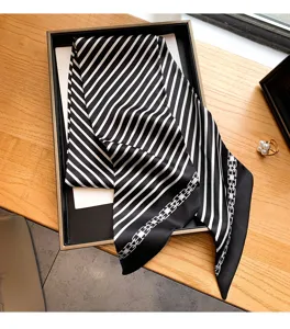 Detailaufnahme des schwarz-weissen gestreiften Twilly-Schals, schickes schmales Halstuch als Acc.