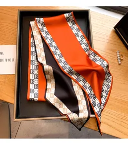 Écharpe fine en soie imprimé lettres contraste orange et noir pour femme automne.