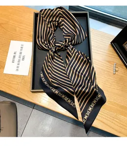 Modisches gestreiftes Kunstseide-Haltuch, vielseitiger Twilly für Haare und Taschendekor.