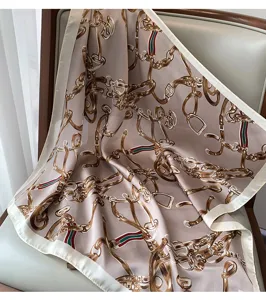 Foulard quadrato in seta con stampa morsetto classico, elegante e accessorio alla moda donna.
